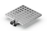 400 x 400 mm-es hegesztolap alum&iacute;niumb&oacute;l, ⌀ 28 mm-es furat&aacute;tm&eacute;rovel.
